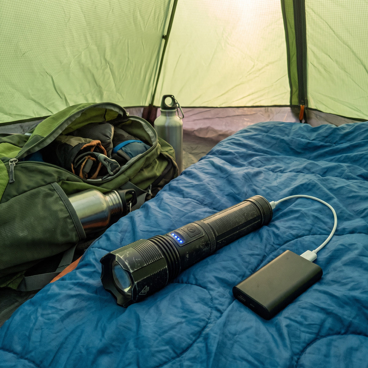 Taschenlampe lädt per USB an der Powerbank
