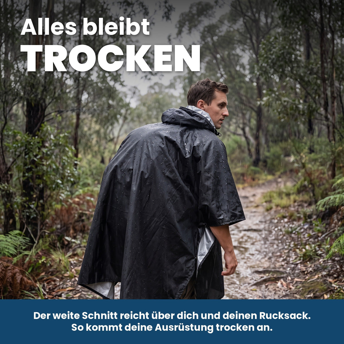 Poncho über Rucksack im Regen
